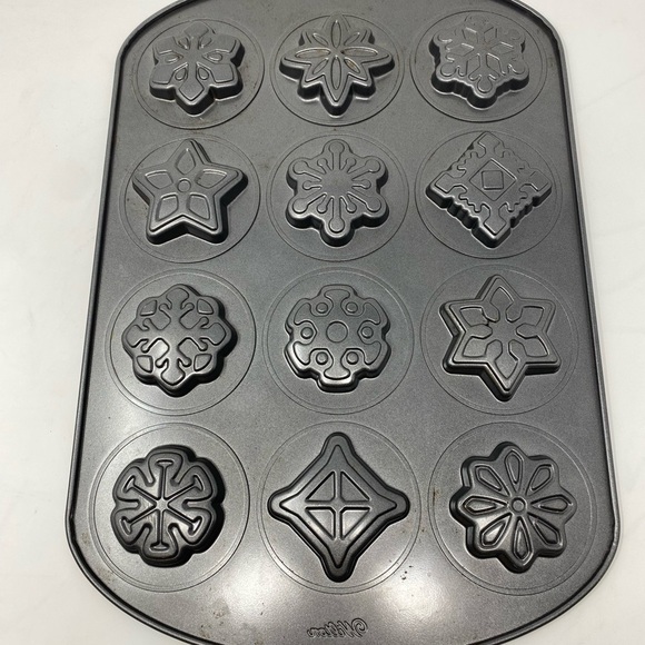 Wilton Holiday Shapes Non-Stick Cookie Pan, 12-Cavity - Picture 4 of 7